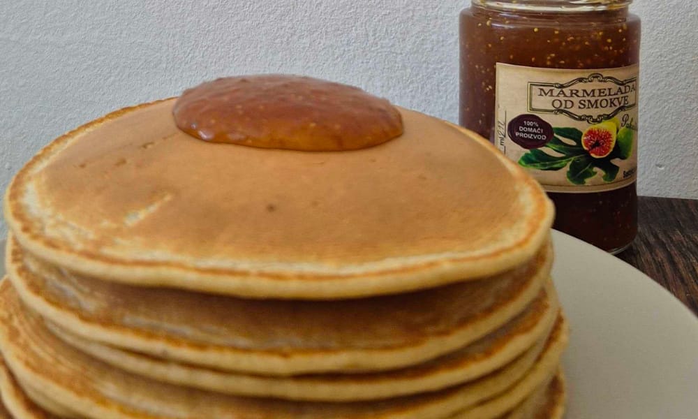 Palačinke ne moraju biti samo klasične - ove zdrave palačinke od zobenog brašna su ukusnije, ali i zdravije. Zobeno brašno je prirodno bez glutena, te je zbog toga lakše probavljivo. Ujedno ima i slatkast okus, te paše u svim slatkim receptima. Ovo je jedan od njih - palačinke od zobenog brašna.