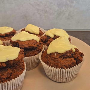Tko kaže da čokoladni muffini ne mogu biti ujedno i zdravi? Umjesto bijelog brašna, u glavnoj ulozi su integralno heljdino brašno i pirovo brašno.