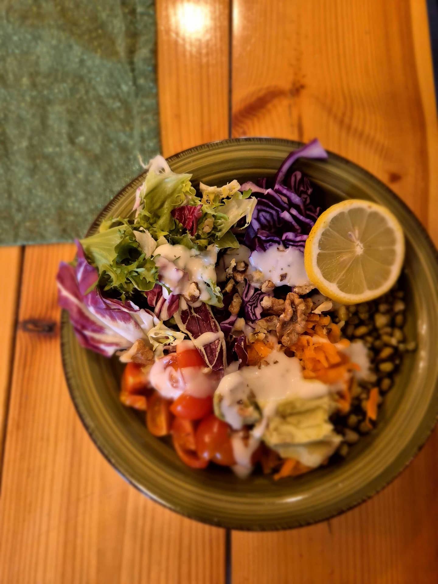 Poke bowl je šarena zdjelica puna zdravih sastojaka i svježih okusa. Isprobaj recept sa kvinojom, mungo i azuki grahom i ostalim zdravim namirnicama.